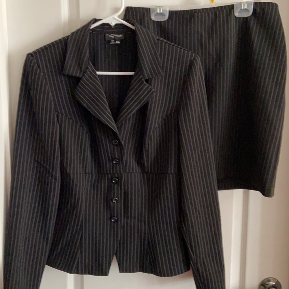 Suit - Picture 3 of 4